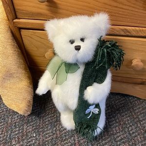 The Bearington collection shamrock, jointed 10” bear